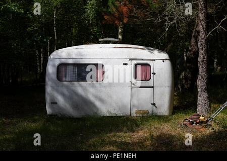 Alten, verlassenen Wohnwagen im Wald; Læsø, Dänemark Stockfoto