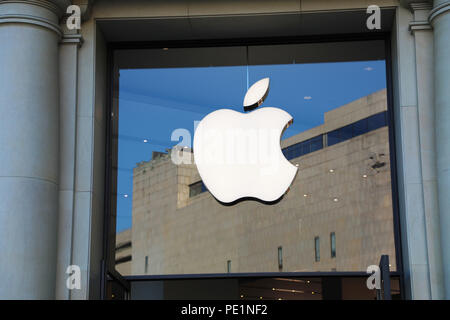 BARCELONA, SPANIEN - 12. JULI 2018: Apple Namensschild an der Plaza Catalunya in Barcelona, Spanien Stockfoto