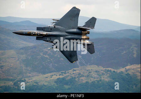 USAF F-15 E Strike Eagle geringe Flugausbildung in der Mach Loop (Kreisverkehr) Snowdonia, Wales, Stockfoto