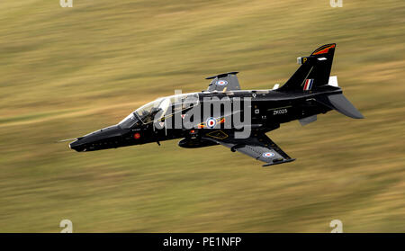 Raf BAE Hawk T2 Flugzeug, niedrige Stufe Flugausbildung in der Mach Loop Stockfoto