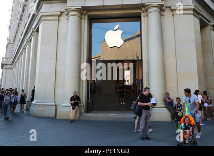 BARCELONA, SPANIEN - 12. JULI 2018: Apple Namensschild an der Plaza Catalunya in Barcelona, Spanien Stockfoto