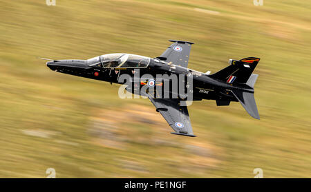 Raf BAE Hawk T2 Flugzeug, niedrige Stufe Flugausbildung in der Mach Loop Stockfoto