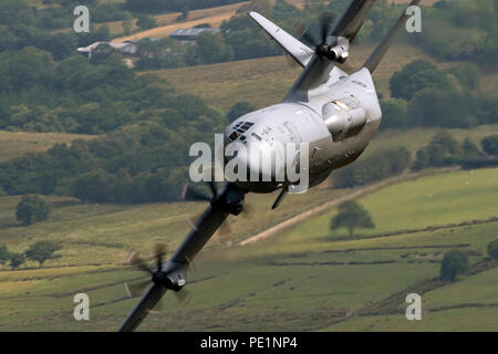 Royal Canadian Air Force, CC-130J Super Hercules 614, flying low level in der Mach Loop Stockfoto