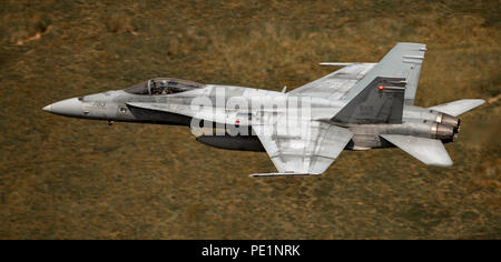 Royal Canadian Air Force McDonnell Douglas, CF 188 A Hornet, niedrige Stufe Flugausbildung in der Mach Loop (LFA7) Wales Stockfoto