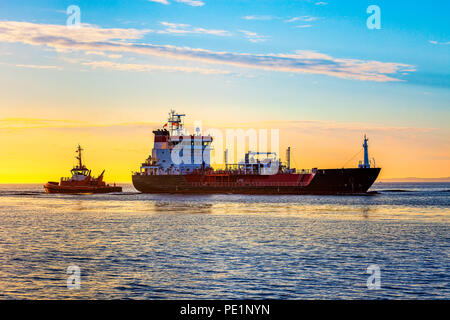 Seascape - LPG-Tanker Schiff bei Sonnenaufgang am Meer. Stockfoto