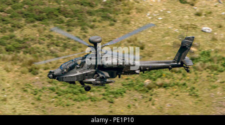 Armee Apache Helikopter niedrig fliegenden traing in der Mach Loop Stockfoto