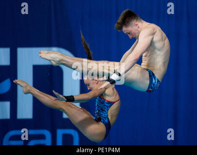 Großbritanniens Lee Matthew und Lois Toulson konkurrieren in der synchronisierten 10-m-Tauchen bei Tag zehn Der 2018 Europameisterschaften im Royal Commonwealth Pool, Edinburgh. Stockfoto