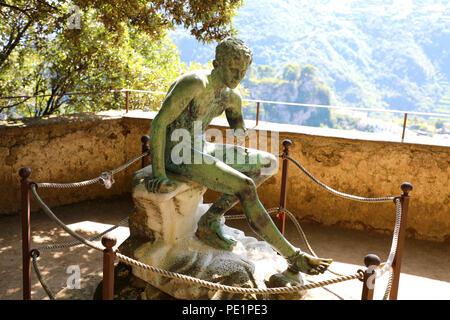 RAVELLO, ITALIEN - Juli 2, 2018: Bronze Statue in der Villa Cimbrone, Ravello, Amalfi, Kampanien, Italien Stockfoto
