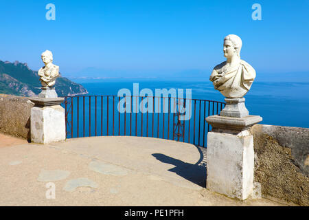 Steinfiguren auf der sonnigen Terrasse der Unendlichkeit in der Villa Cimbrone über dem Meer in Ravello, Amalfi Küste, Italien. Stockfoto