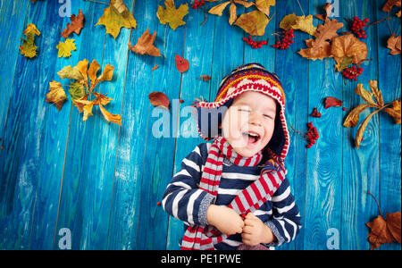zwei Jahre alter Junge träumt im Herbst Stockfoto