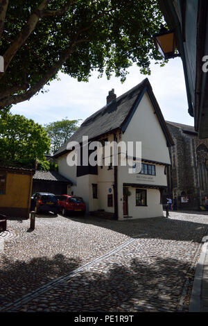 Briten Arme Kaffeehaus und Restaurant an der Spitze der historischen Elm Hill, Norwich. Es war "Die geschlachtet Prince' Pub im Hollywood Film Stardust Stockfoto