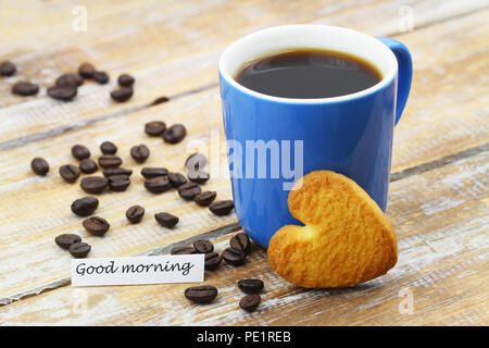 Guten Morgen Karte mit Herzförmigen cookie lehnte sich gegen Coffee Mug Stockfoto