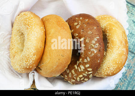 Auswahl von weißen und braunen Bagels in Brotkorb Schuß von der Oberseite, Nahaufnahme Stockfoto