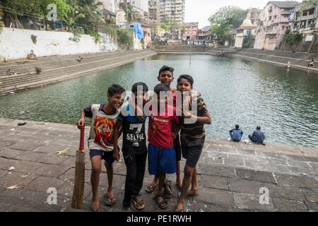 Gruppe von indischen Jungen an banganga See in Raj Bhavan, Mumbai, Indien Stockfoto