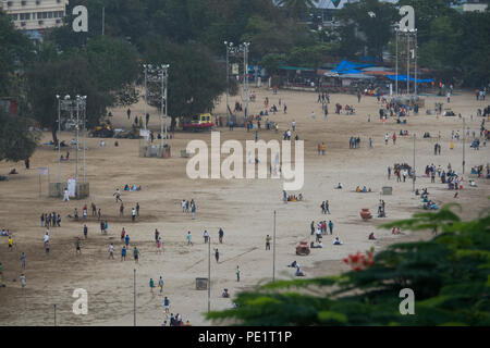 Masse auf Chowpatty Beach, Mumbai, Indien Stockfoto