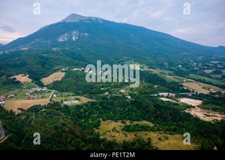 Civitella del Tronto, Abruzzen, ist in der Nähe von Pescara entfernt und ist Teil der "Borghi più belli d'Italia", einer Vereinigung von kleinen italienischen Städte der historischen Stockfoto