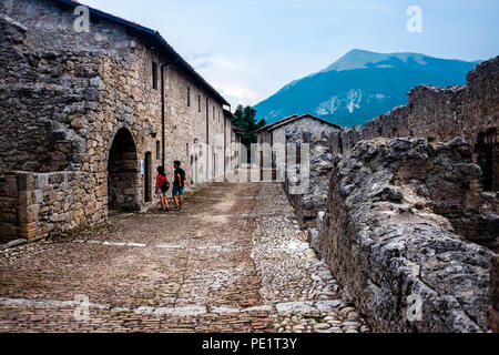 Civitella del Tronto, Abruzzen, ist in der Nähe von Pescara entfernt und ist Teil der "Borghi più belli d'Italia", einer Vereinigung von kleinen italienischen Städte der historischen Stockfoto