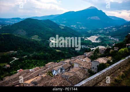 Civitella del Tronto, Abruzzen, ist in der Nähe von Pescara entfernt und ist Teil der "Borghi più belli d'Italia", einer Vereinigung von kleinen italienischen Städte der historischen Stockfoto