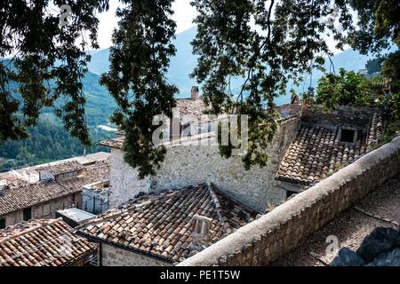 Civitella del Tronto, Abruzzen, ist in der Nähe von Pescara entfernt und ist Teil der "Borghi più belli d'Italia", einer Vereinigung von kleinen italienischen Städte der historischen Stockfoto