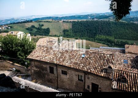 Civitella del Tronto, Abruzzen, ist in der Nähe von Pescara entfernt und ist Teil der "Borghi più belli d'Italia", einer Vereinigung von kleinen italienischen Städte der historischen Stockfoto