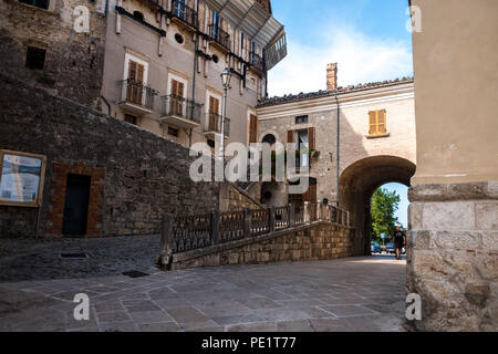 Civitella del Tronto, Abruzzen, ist in der Nähe von Pescara entfernt und ist Teil der "Borghi più belli d'Italia", einer Vereinigung von kleinen italienischen Städte der historischen Stockfoto