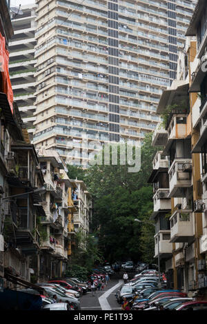 Alten Wohnung Blöcke durch hohes Apartmentgebäude in Kamathipura, Mumbai, Maharashtra, Indien in den Schatten gestellt Stockfoto
