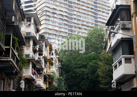 Alten Wohnung Blöcke durch hohes Apartmentgebäude in Kamathipura, Mumbai, Maharashtra, Indien in den Schatten gestellt Stockfoto