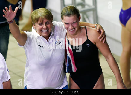 Gnade Reid (Großbritannien) feiert mit Ihrem Trainer Jane Figueiredo nach dem Gewinn der Goldmedaille in 3 der Frauen m Sprungbrett Final bei Tag zehn Der 2018 Europameisterschaften im Royal Commonwealth Pool, Edinburgh. Stockfoto