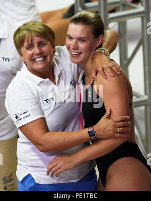 Gnade Reid (Großbritannien) feiert mit Ihrem Trainer Jane Figueiredo nach dem Gewinn der Goldmedaille in 3 der Frauen m Sprungbrett Final bei Tag zehn Der 2018 Europameisterschaften im Royal Commonwealth Pool, Edinburgh. Stockfoto