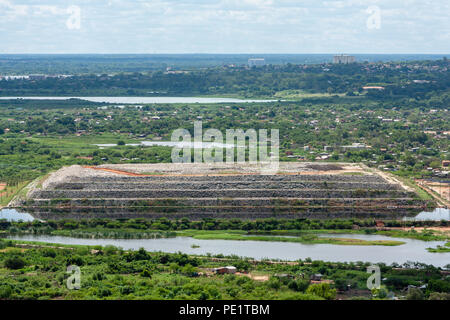 Relleno sanitario de Cateura (cateura Mülldeponie) mit der umgebenden Gemeinschaft, die Fluten, in der Nähe des Flusses Paraguay, Asuncion Stockfoto