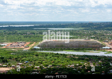 Relleno sanitario de Cateura (cateura Mülldeponie) mit der umgebenden Gemeinschaft, die Fluten, in der Nähe des Flusses Paraguay, Asuncion Stockfoto