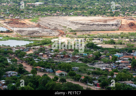 Relleno sanitario de Cateura (cateura Mülldeponie) mit der umgebenden Gemeinschaft, die Fluten, in der Nähe des Flusses Paraguay, Asuncion Stockfoto