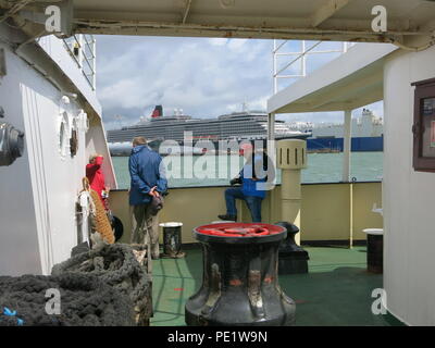 Ein Blick auf Deck des Dampfschiffes SS Shieldhall, mit Blick auf Deck in Richtung der Cunard Cruise Ship, Queen Victoria in der Ferne Stockfoto