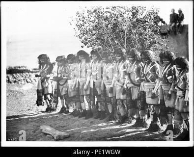 Antilope-Priester in der Schlange vor einem Kiva während einer Schlangentanz Zeremonie am Oraibi, Arizona, ca.1896 Stockfoto