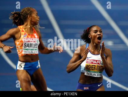 Die britische Dina Asher-Smith (rechts) feiert am fünften Tag der Leichtathletik-Europameisterschaften 2018 im Olympiastadion in Berlin den Goldsieg im 200-m-Finale der Frauen. DRÜCKEN SIE VERBANDSFOTO. Bilddatum: Samstag, 11. August 2018. Siehe PA Story ATHLETICS European. Bildnachweis sollte lauten: Martin Rickett/PA Wire. Stockfoto