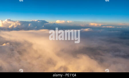 Blick auf die große Wolke außerhalb Commercial Airplane Stockfoto