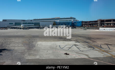 Weitwinkelansicht Flughafen Terminal mit Ebene geparkt auf Gate und Konstruktionen auf der einen Seite Stockfoto