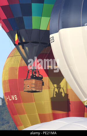 Ashton Hof, Bristol, UK. 11 August, 2018. Heute Morgen sah 108 Ballons aus Ashton Gericht nehmen in einem Masse starten im Rahmen des 40. jährlichen Bristol International Balloon Fiesta. Über vier Tage die Fiesta statt sehen normalerweise Masse Produkteinführungen auf dem morgens und abends der letzten drei Tage, jedoch ist aufgrund der Wetter und starke Winde war dies der erste Start der 2018 Fiesta. Mit der 2018 Veranstaltung feiert 40 Jahre der Internationalen Fiesta eine größere Anzahl von speziell geformten Ballons waren anwesend, als normal. Credit: Paul Bündel/Alamy leben Nachrichten Stockfoto