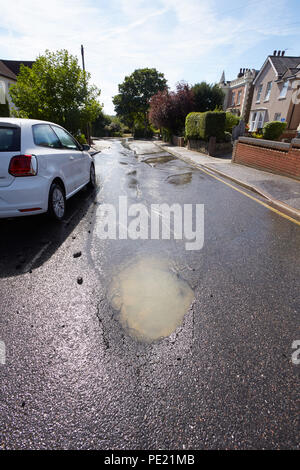 Bexley, London, UK. 11. August 2018. Jüngste Hitzewelle Ursachen Schlagloch und gebrochene Wasserleitung im Upton Road South, Bexley in South East London. Steve Hickey/AlamyLive Nachrichten Stockfoto