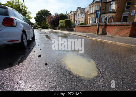 Bexley, London, UK. 11. August 2018. Jüngste Hitzewelle Ursachen Schlagloch und gebrochene Wasserleitung im Upton Road South, Bexley in South East London. Steve Hickey/AlamyLive Nachrichten Stockfoto