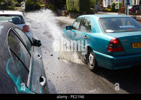 Bexley, London, UK. 11. August 2018. Jüngste Hitzewelle Ursachen Schlagloch und gebrochene Wasserleitung im Upton Road South, Bexley in South East London. Steve Hickey/AlamyLive Nachrichten Stockfoto