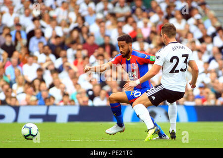 London, UK, 11. Aug 2018. Andros Townsend von Crystal Palace (L), die in Aktion mit Joe Bryan von Fulham (R). Premier League match, Fulham v Crystal Palace im Craven Cottage in London am Samstag, den 11. August 2018. Dieses Bild dürfen nur für redaktionelle Zwecke verwendet werden. Nur die redaktionelle Nutzung, eine Lizenz für die gewerbliche Nutzung erforderlich. Keine Verwendung in Wetten, Spiele oder einer einzelnen Verein/Liga/player Publikationen. pic von Steffan Bowen/Andrew Orchard sport Fotografie/Alamy leben Nachrichten Stockfoto