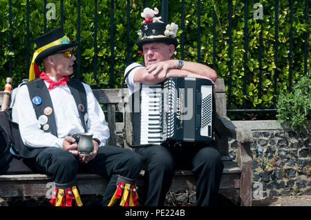 Cranbrook, Kent, Großbritannien. 11. August 2018. Am ersten Tag der 53. Woche Broadstairs Folk Musiker aus rund um die Britischen Inseln, und einige aus dem Rest der Welt versammeln, um in der Kent Stadt am Meer für eine Woche Konzerte, Singen, Tanzen und andere Veranstaltungen. Am Eröffnungstag gibt es ein großes Kontingent der Morris Dancers unterhaltsam Massen auf der Promenade. Kredit Janet Sheppardson/Alamy Leben Nachrichten. Stockfoto