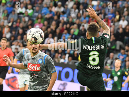 Wolfsburg, Deutschland. 11 Aug, 2018. Fussball, VfL Wolfsburg vs SSC Napoli in der Volkswagen Arena. Wolfsburg Renato Steffen (R) und Napoli's Mario Rui vie für den Ball. Credit: Peter Steffen/dpa/Alamy leben Nachrichten Stockfoto