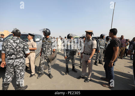 Kairo. 11 Aug, 2018. Polizisten stand Guard, das am Standort, an dem ein Selbstmordattentäter seine explosive Belt in Kairo, Ägypten, Aug 11, 2018 detoniert. Ägyptische Streitkräfte vereitelt haben am Samstag einen versuchten Anschlag auf eine Kirche in Kairo vor dem selbstmordattentäter die Infiltration in die Menge, staatlichen Ahram News Website berichtet. Quelle: Xinhua/Alamy leben Nachrichten Stockfoto