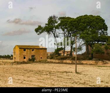 Mallorca, Spanien. 18 Okt, 2004. Ein Bauernhaus in der Landschaft auf der spanischen Insel Mallorca (Mallorca) auf den Balearen im westlichen Mittelmeer, eine beliebte Insel für Urlauber und Reisende zu besuchen. Credit: Arnold Drapkin/ZUMA Draht/Alamy leben Nachrichten Stockfoto