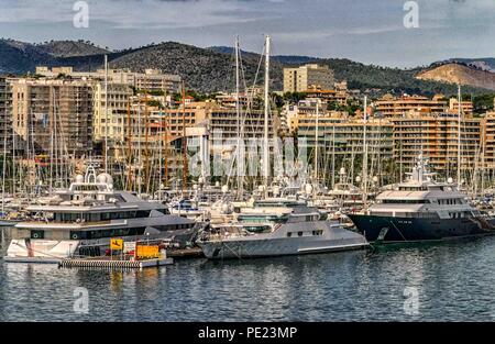 Palma, Mallorca, Balearen, Spanien. 18 Okt, 2004. Den Hafen und Jachthafen von Palma auf der spanischen Insel Mallorca (Mallorca) auf den Balearen im westlichen Mittelmeer, ist mit allen Arten von Schiffen, gefüllt, von Yachten, Motorboote. Es ist eine beliebte Insel für Urlauber und Reisende zu besuchen. Credit: Arnold Drapkin/ZUMA Draht/Alamy leben Nachrichten Stockfoto