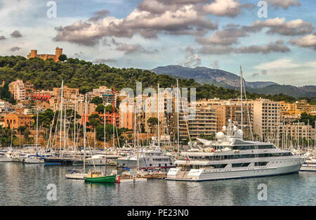 Palma, Mallorca, Balearen, Spanien. 18 Okt, 2004. Den Hafen und Jachthafen von Palma auf der spanischen Insel Mallorca (Mallorca) auf den Balearen im westlichen Mittelmeer, ist mit allen Arten von Schiffen, gefüllt, von Yachten, Motorboote. Es ist eine beliebte Insel für Urlauber und Reisende zu besuchen. Credit: Arnold Drapkin/ZUMA Draht/Alamy leben Nachrichten Stockfoto