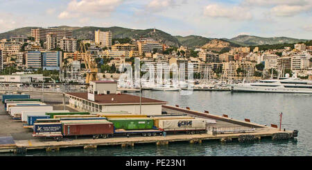 Palma, Mallorca, Balearen, Spanien. 18 Okt, 2004. Ein Blick auf den Hafen und den Jachthafen von Palma auf der spanischen Insel Mallorca (Mallorca) auf den Balearen im westlichen Mittelmeer, eine beliebte Insel für Urlauber und Reisende zu besuchen. Credit: Arnold Drapkin/ZUMA Draht/Alamy leben Nachrichten Stockfoto