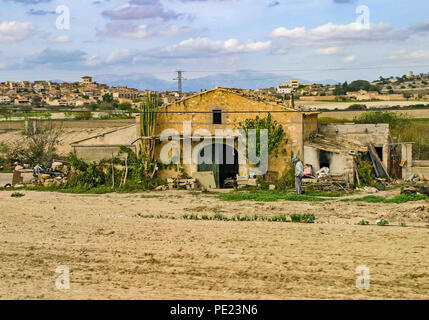 Mallorca, Spanien. 18 Okt, 2004. Landwirtschaftliche Gebäude in der Landschaft auf der spanischen Insel Mallorca (Mallorca) auf den Balearen im westlichen Mittelmeer, eine beliebte Insel für Urlauber und Reisende zu besuchen. Credit: Arnold Drapkin/ZUMA Draht/Alamy leben Nachrichten Stockfoto